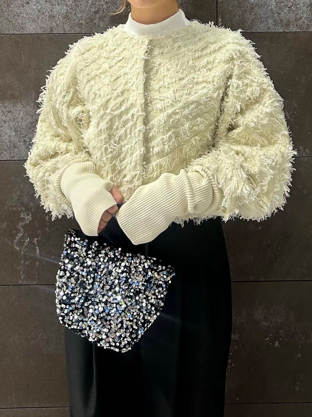 シルバー系のショルダーバッグ、ブラック系のバレエシューズ、ホワイト系のTシャツ/カットソーを着用したレディースの秋コーディネートの4枚目の写真