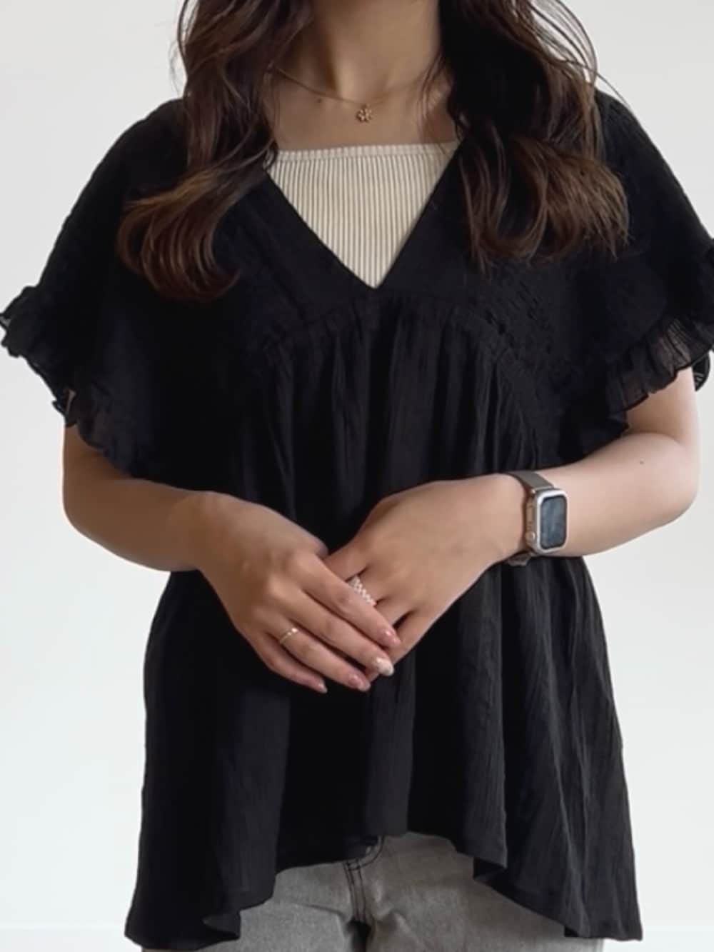ホワイト系のタンクトップ、ブラック系のシャツ/ブラウス、ブラック系のサンダルを着用したレディースの夏コーディネートの4枚目の写真