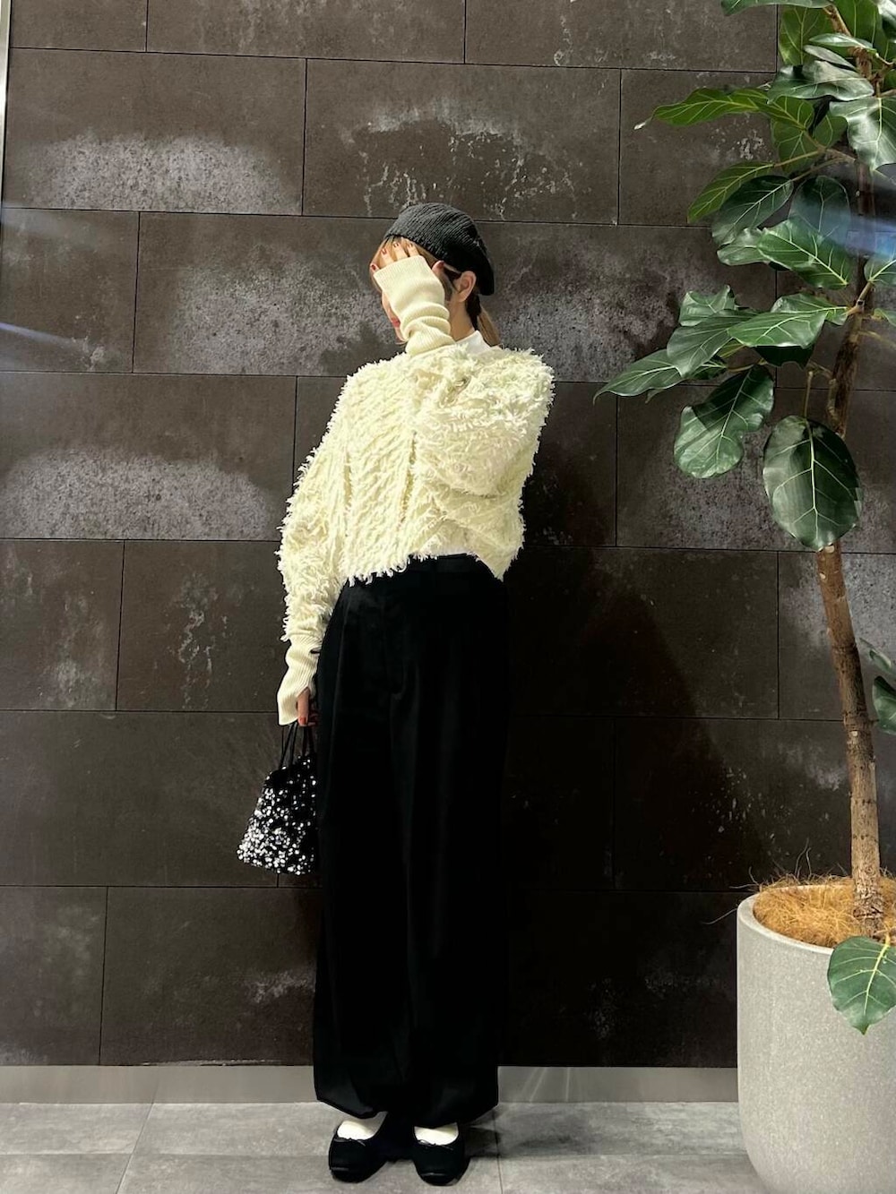 シルバー系のショルダーバッグ、ブラック系のバレエシューズ、ホワイト系のTシャツ/カットソーを着用したレディースの秋コーディネートの2枚目の写真