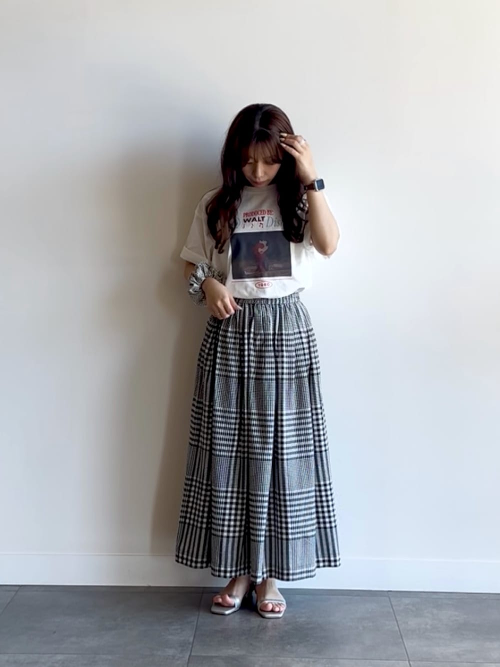 ブラック系のスカート、シルバー系のサンダルを着用したレディースの夏コーディネートの2枚目の写真