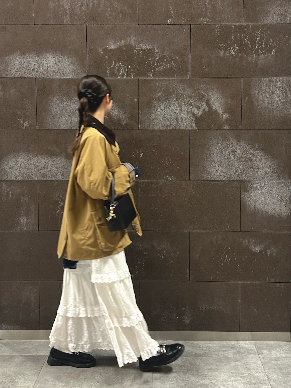 ホワイト系のスカート、ブルー系のシャツ/ブラウス、ベージュ系のその他アウターを着用したレディースの秋コーディネートの3枚目の写真