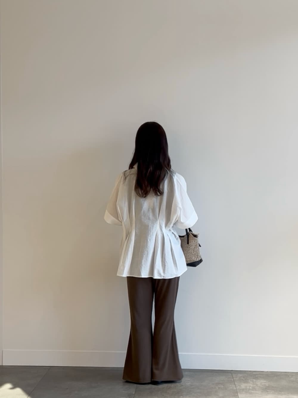 ブラウン系のその他パンツ、ブラック系のサンダル、ブラック系のショルダーバッグを着用したレディースの夏コーディネートの4枚目の写真