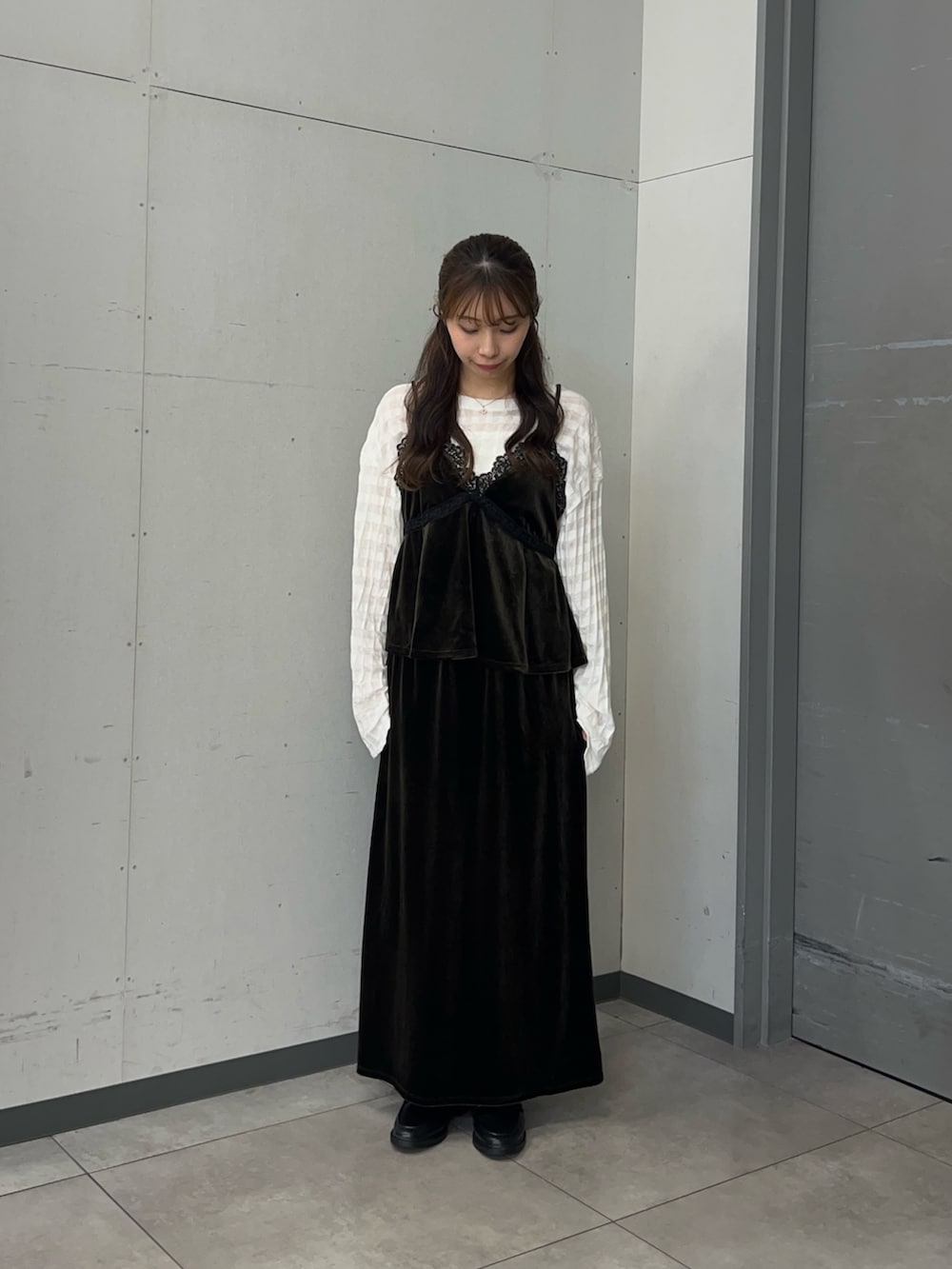 ホワイト系のTシャツ/カットソー、グリーン系のセットアップ、ブラック系のローファーを着用したレディースの秋コーディネートの2枚目の写真