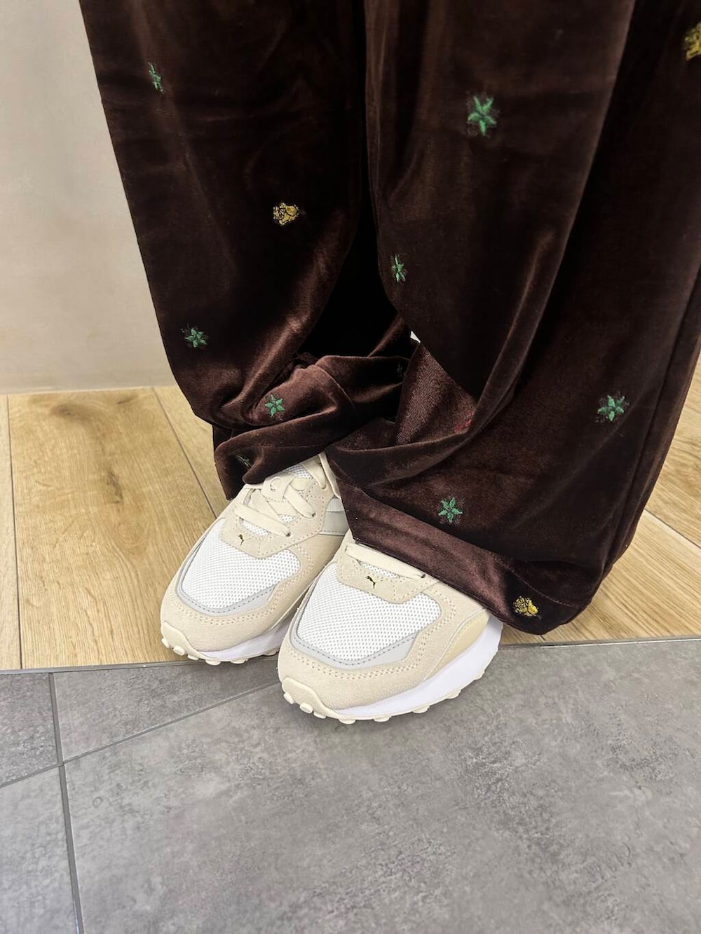 ホワイト系のスニーカー、ホワイト系のベスト、レッド系のシャツ/ブラウスを着用したレディースの秋コーディネートの4枚目の写真