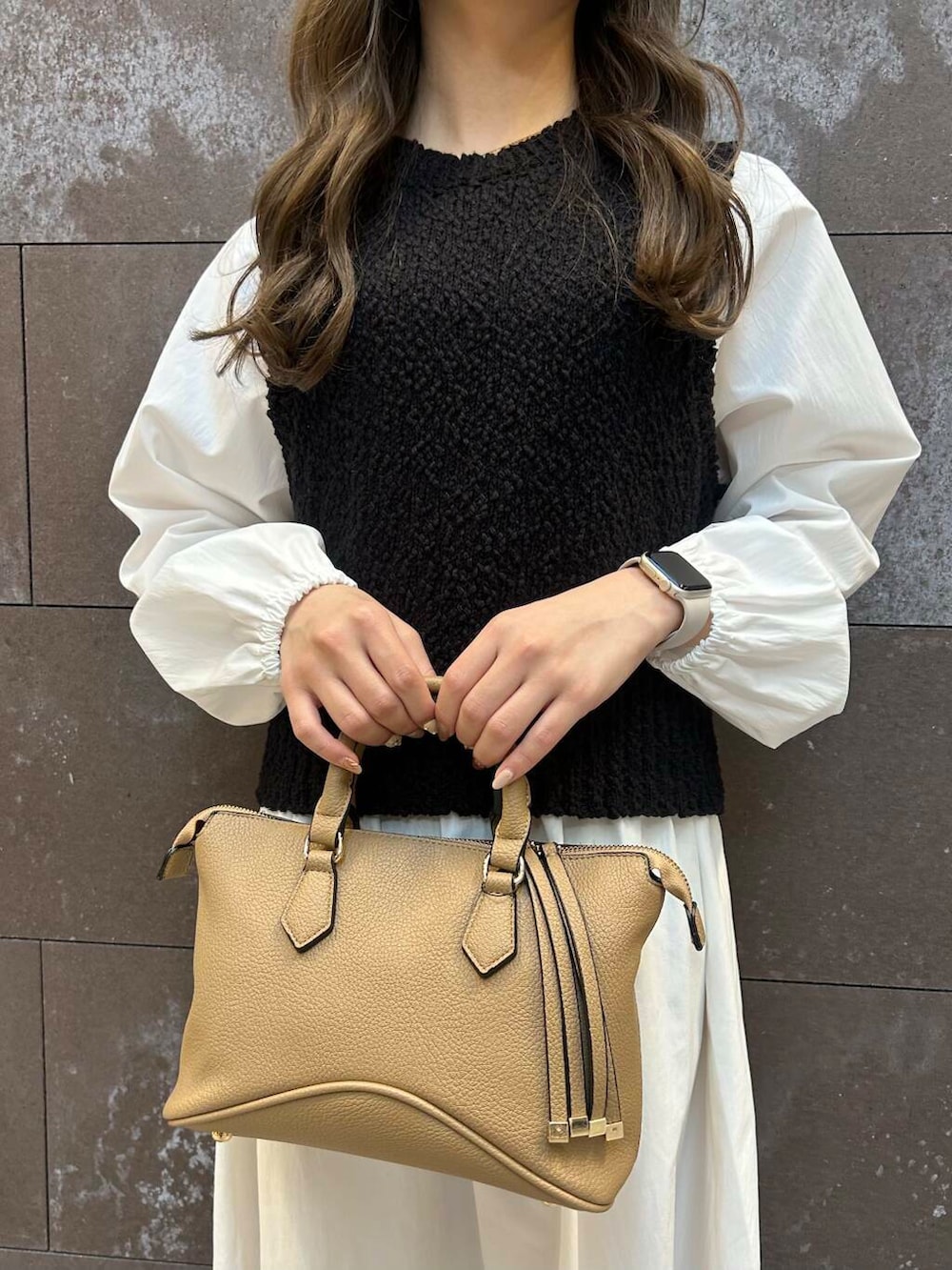 ブラック系のバレエシューズ、ブラウン系のボストンバッグ、ブラック系のワンピースを着用したレディースの冬コーディネートの4枚目の写真