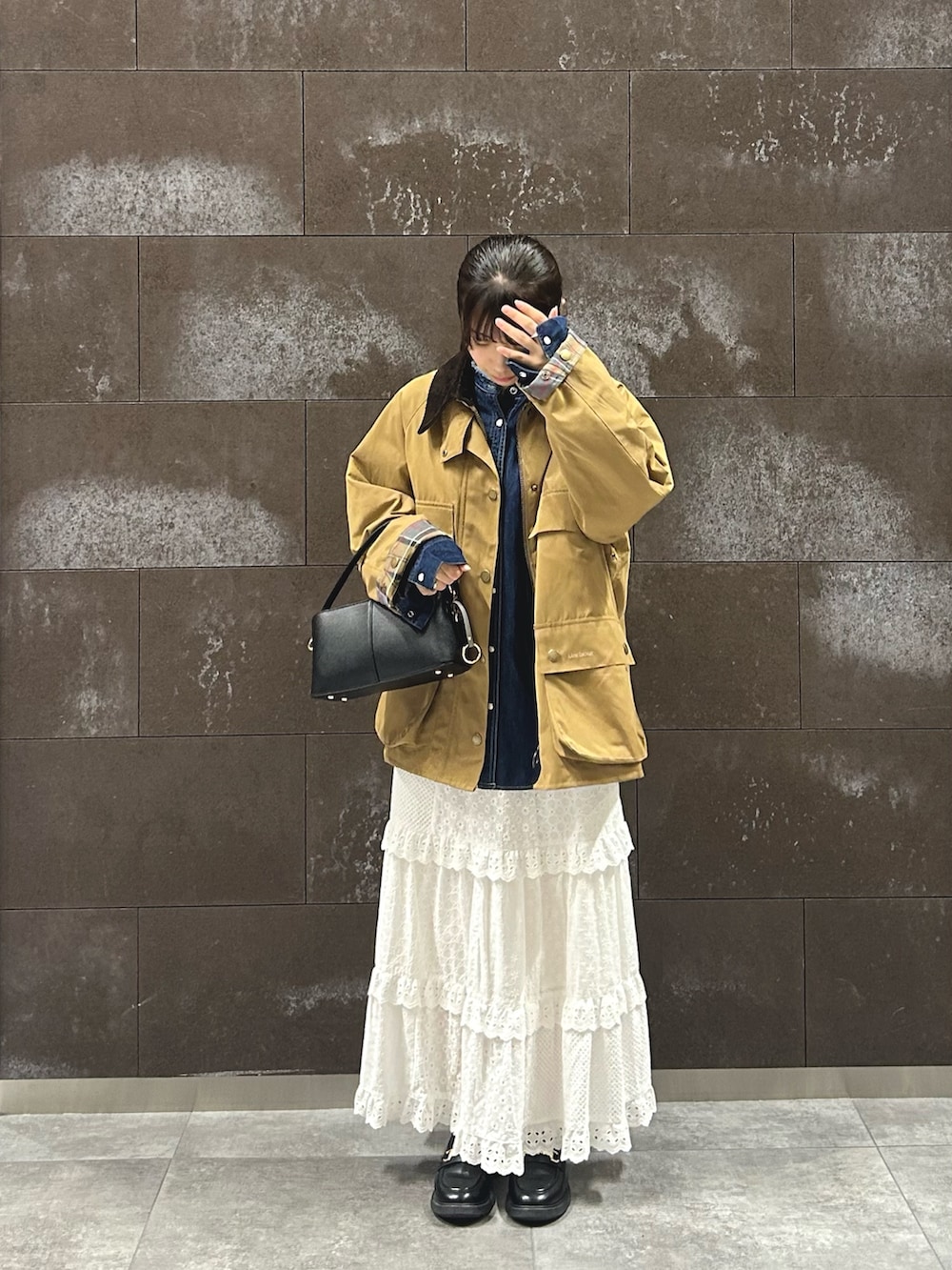 ホワイト系のスカート、ブルー系のシャツ/ブラウス、ベージュ系のその他アウターを着用したレディースの秋コーディネートの2枚目の写真