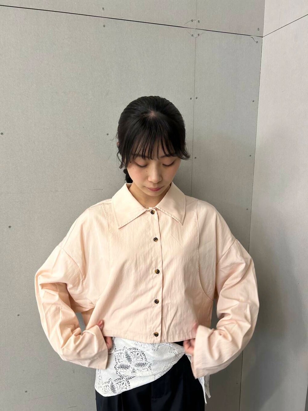 ブルー系のその他パンツ、ピンク系のシャツ/ブラウスを着用したレディースの春コーディネートの4枚目の写真