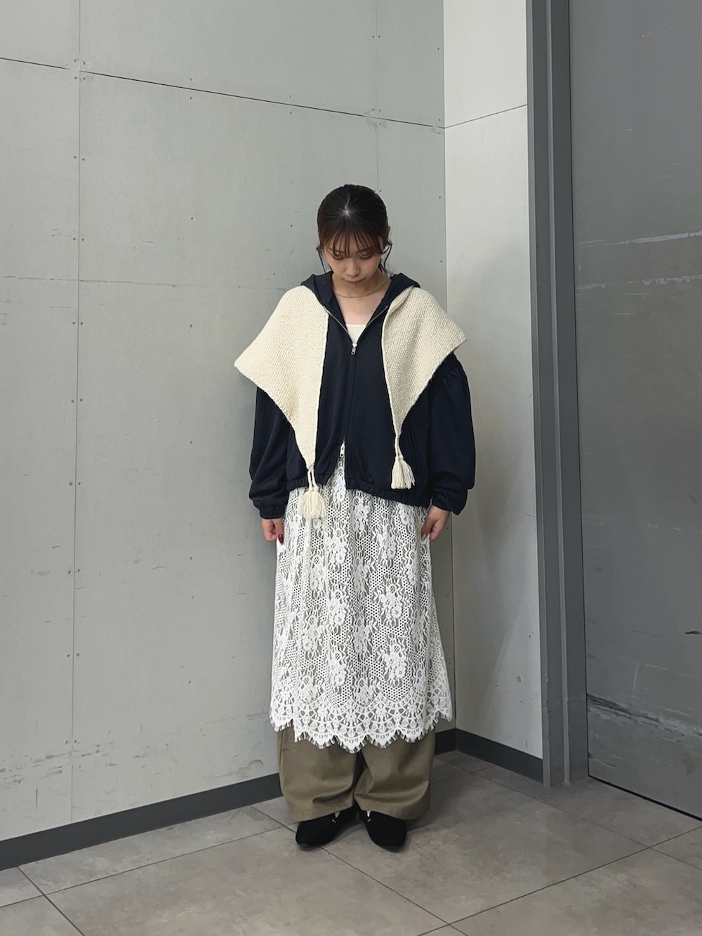 ベージュ系のその他パンツ、ブラック系のその他シューズ、ホワイト系のスカートを着用したレディースの秋コーディネートの2枚目の写真