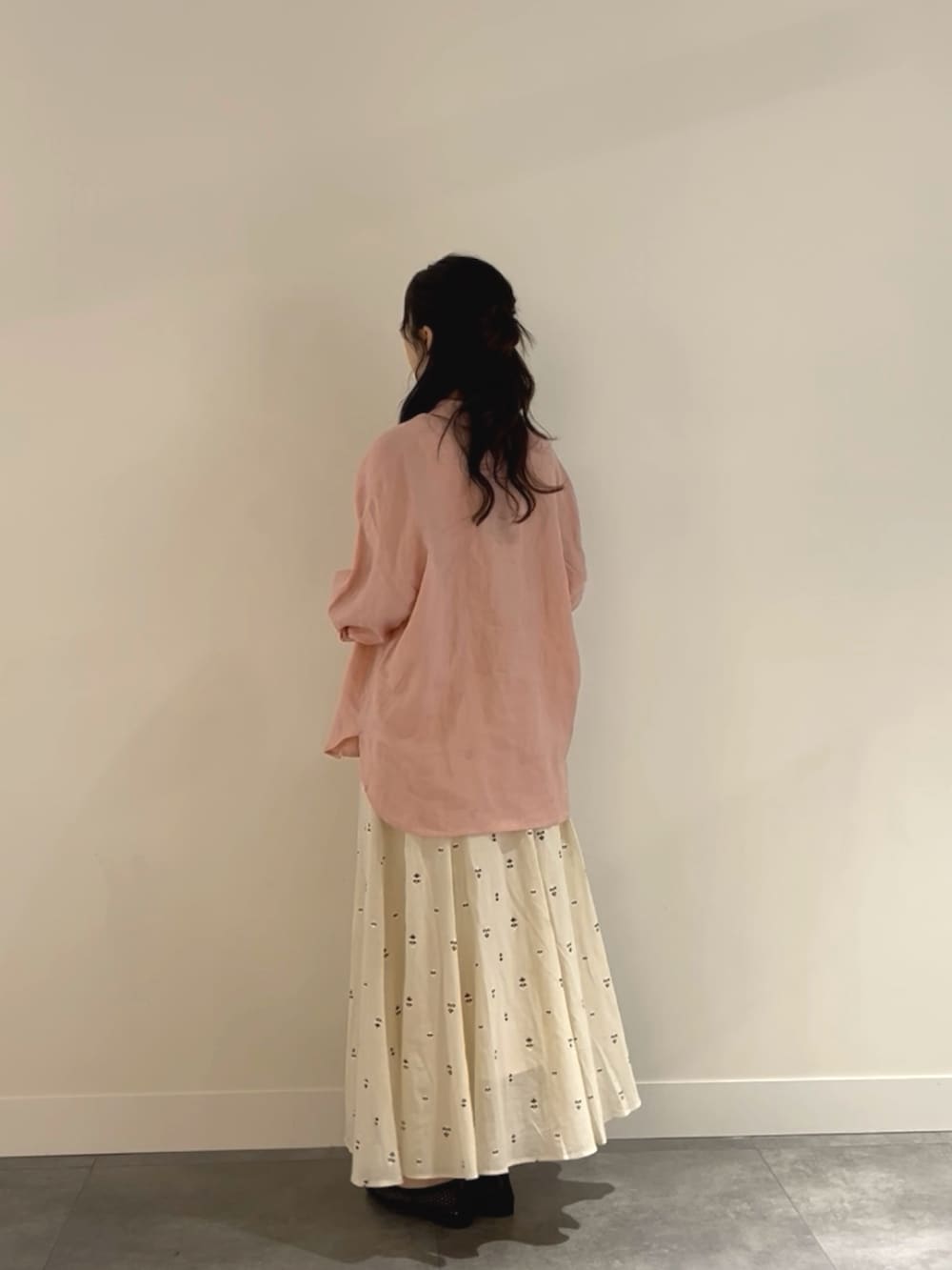 ホワイト系のタンクトップ、ブラック系のバレエシューズ、ホワイト系のスカートを着用したレディースの春コーディネートの3枚目の写真