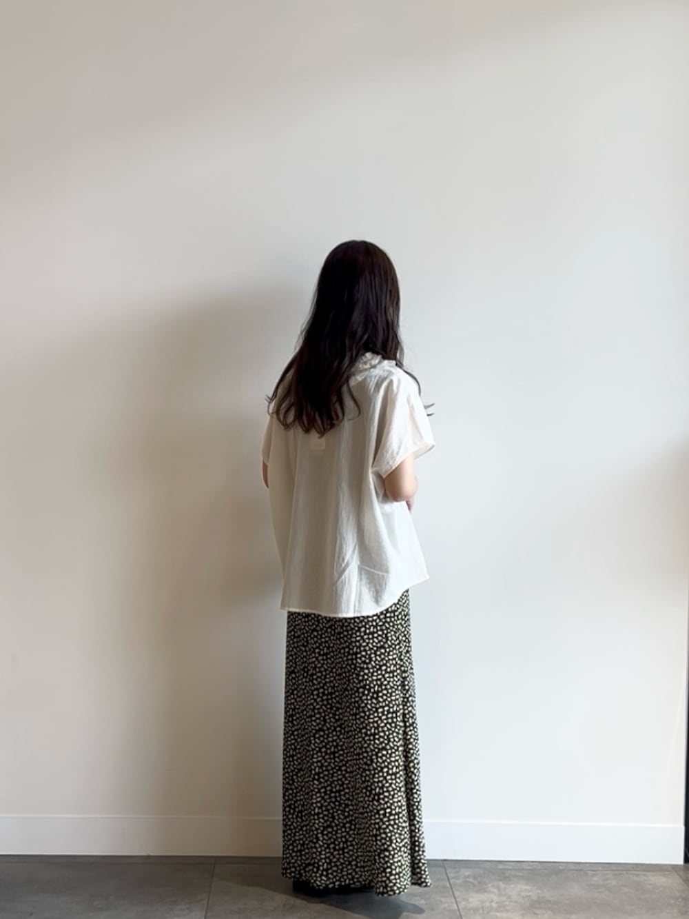 ブラウン系のタンクトップ、ホワイト系のシャツ/ブラウス、ブラック系のサンダルを着用したレディースの夏コーディネートの8枚目の写真