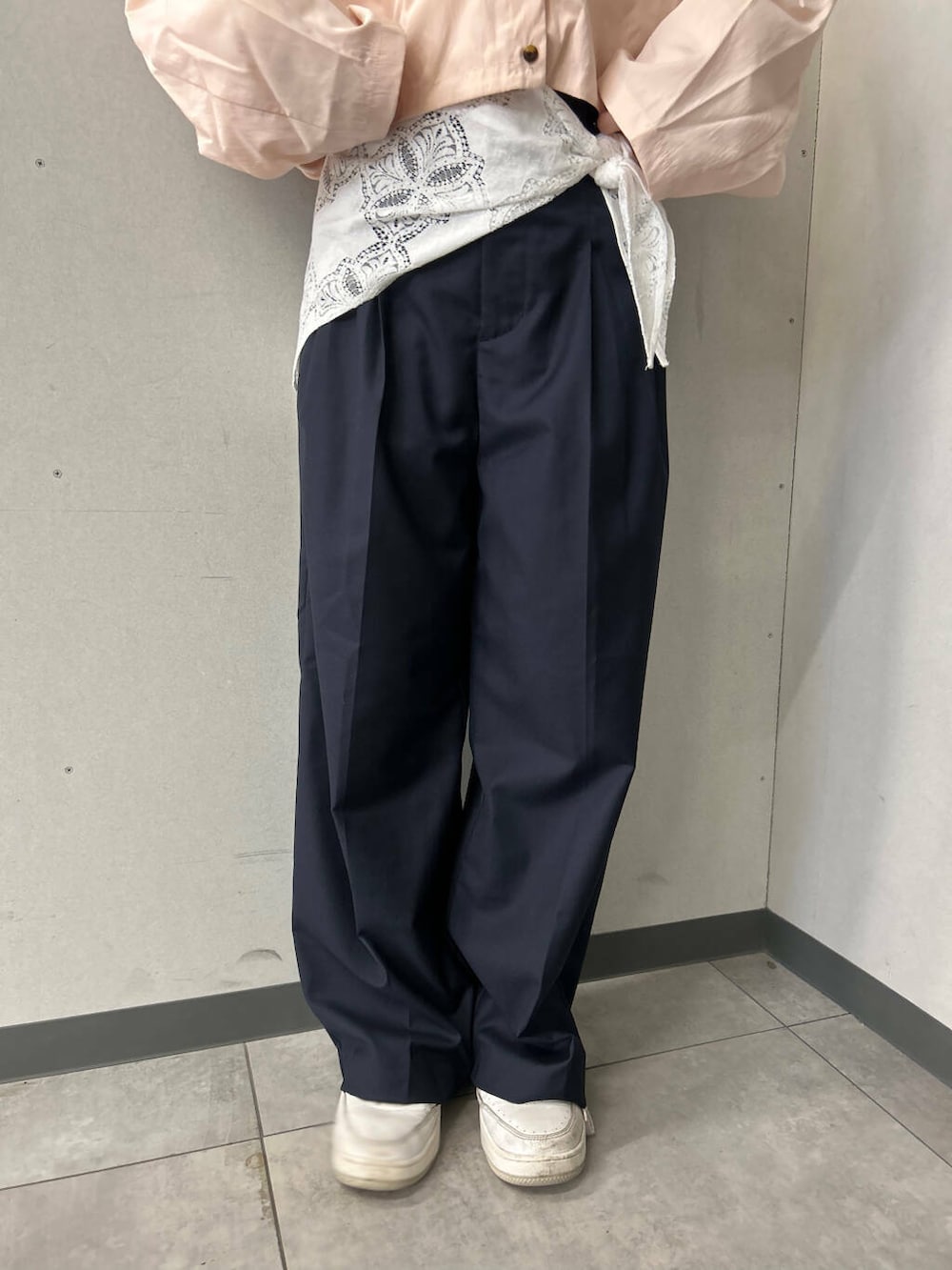 ブルー系のその他パンツ、ピンク系のシャツ/ブラウスを着用したレディースの春コーディネートの5枚目の写真