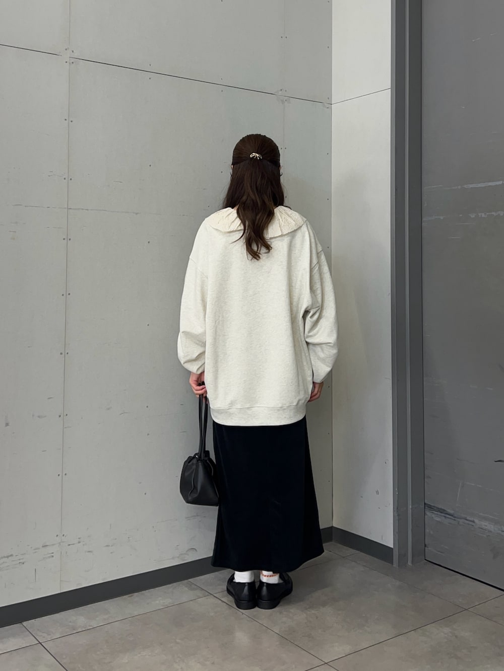 ホワイト系のシャツ/ブラウス、ベージュ系のスウェット、ブラック系のショルダーバッグを着用したレディースの秋コーディネートの3枚目の写真