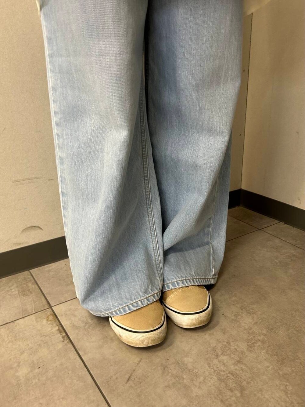 イエロー系のボストンバッグ、ホワイト系のワンピースを着用したレディースの春コーディネートの5枚目の写真