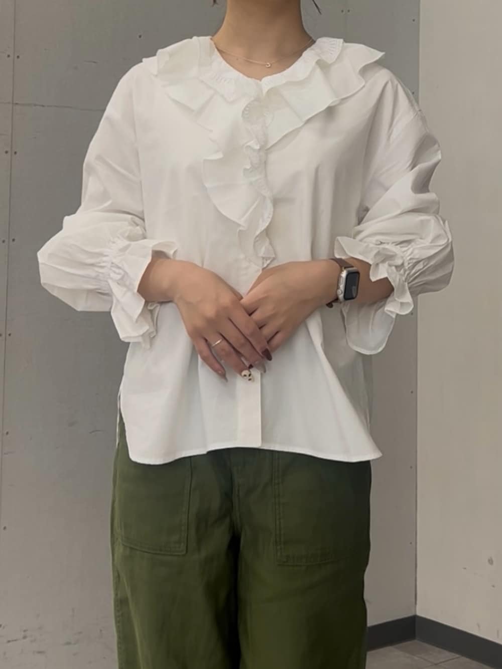 ホワイト系のシャツ/ブラウス、グリーン系のその他パンツ、ブラック系のサンダルを着用したレディースの夏コーディネートの3枚目の写真
