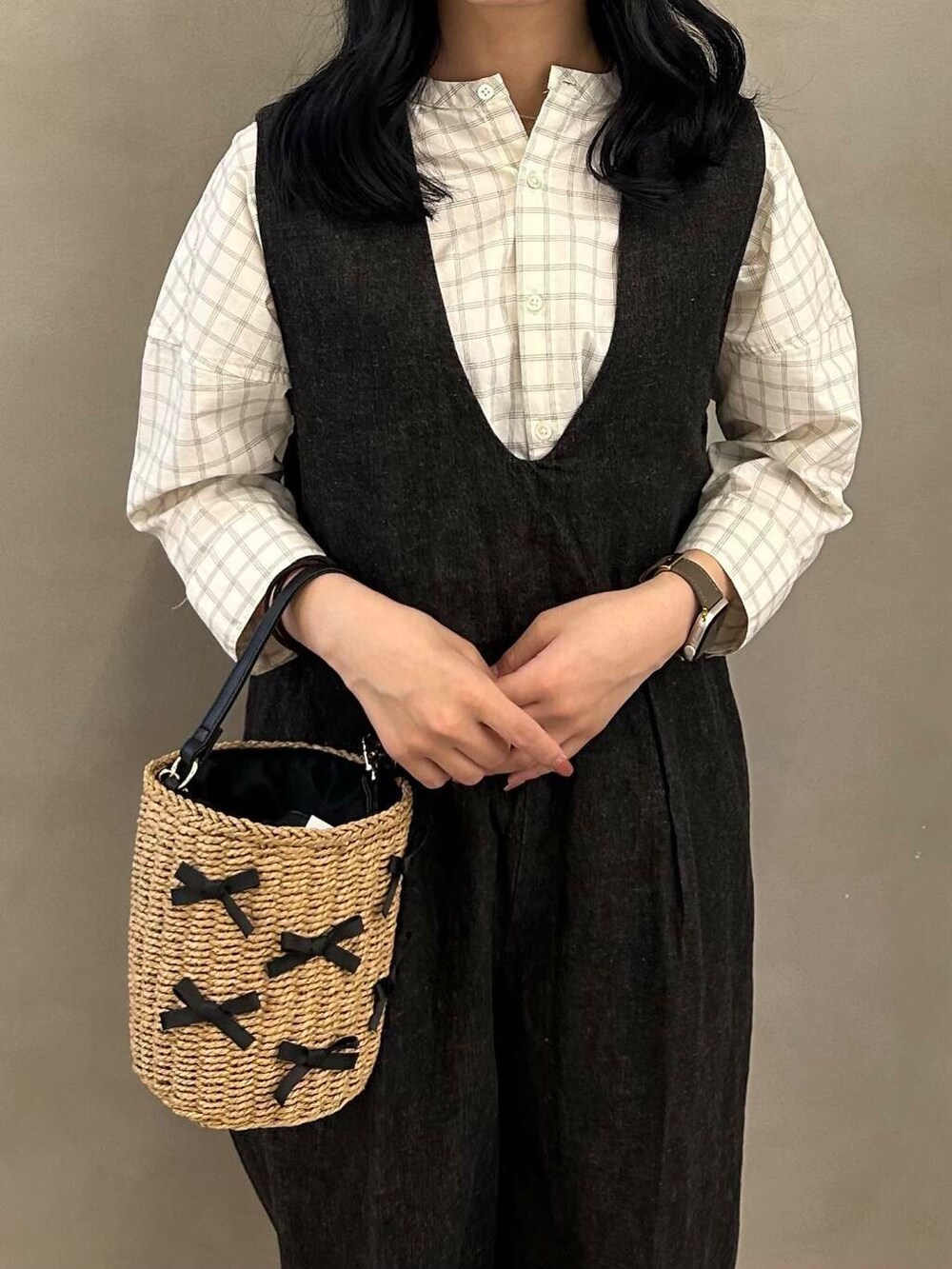 イエロー系のショルダーバッグ、ブラック系のサロペット/オーバーオール、ホワイト系のシャツ/ブラウスを着用したレディースの春コーディネートの4枚目の写真