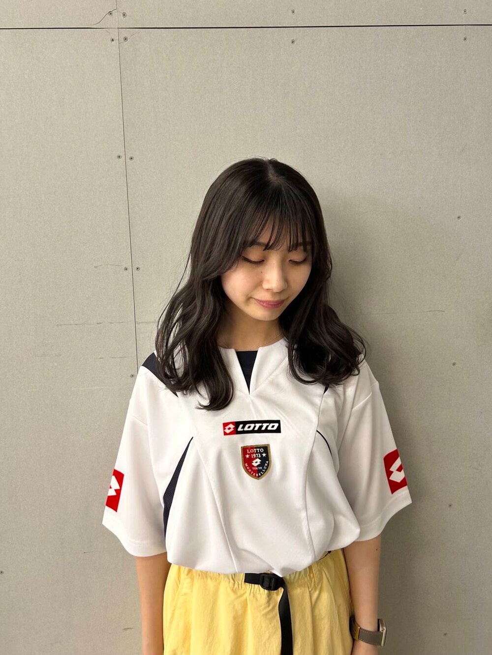 イエロー系のスカートを着用したレディースの春コーディネートの4枚目の写真