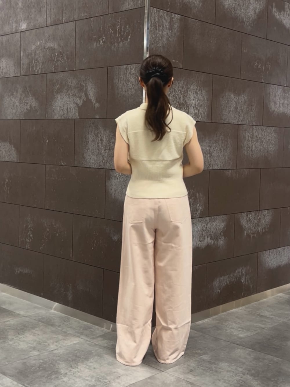 ホワイト系のタンクトップ、ピンク系のその他パンツ、ホワイト系のニット/セーターを着用したレディースの夏コーディネートの4枚目の写真