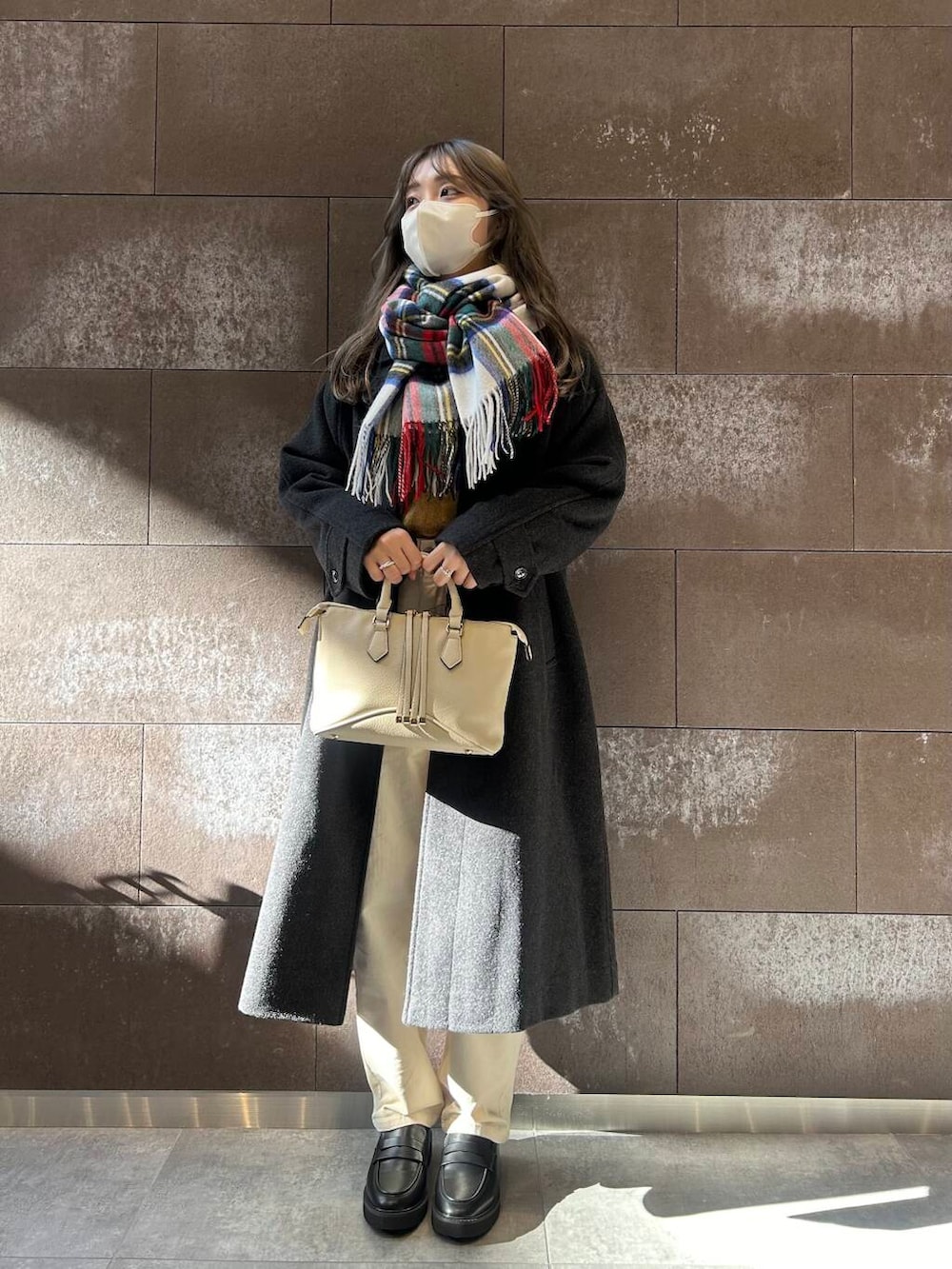 グレー系のその他アウター、ホワイト系のボストンバッグ、ホワイト系のその他パンツを着用したレディースの冬コーディネートの2枚目の写真