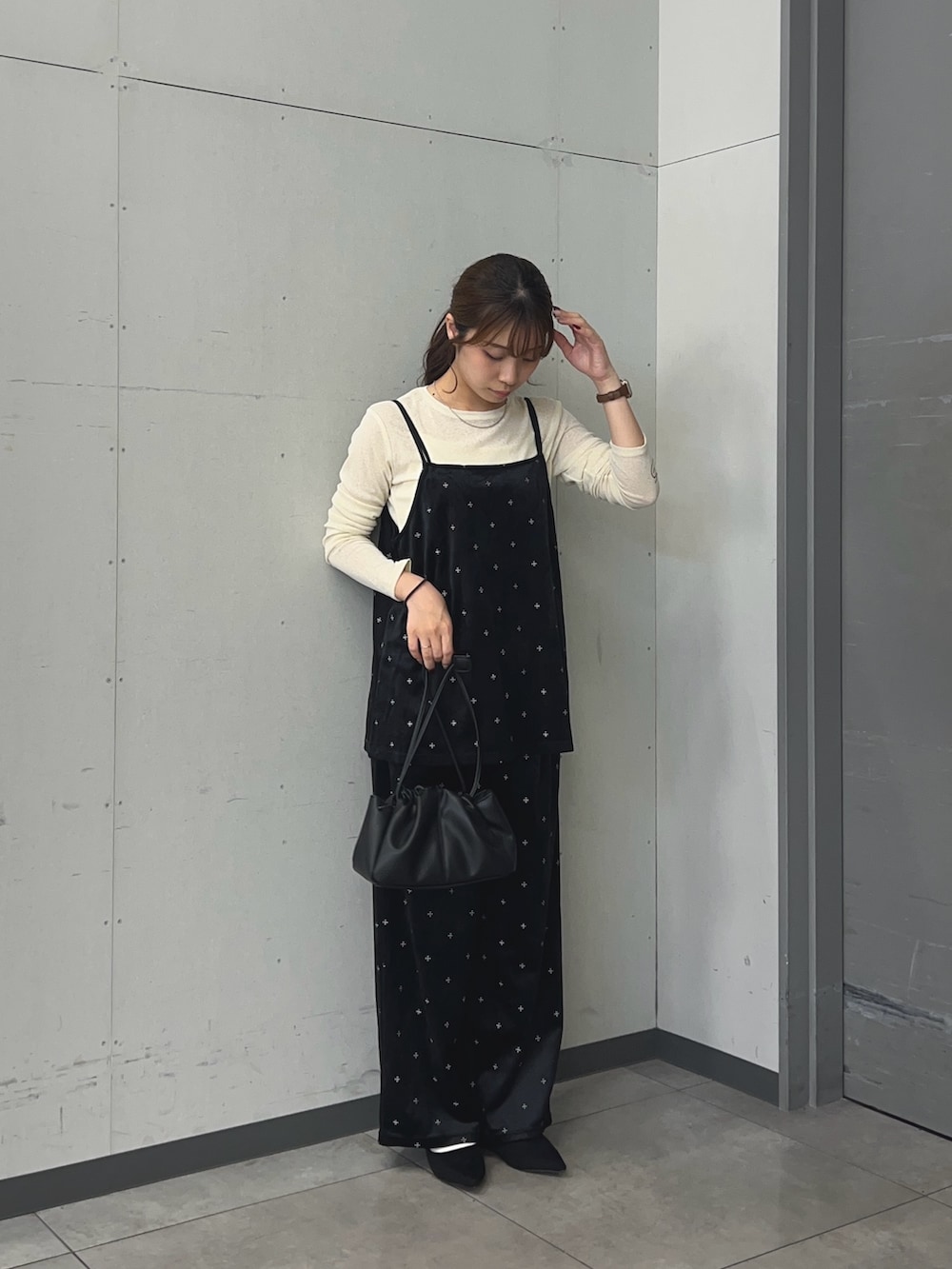 ホワイト系のTシャツ/カットソー、ブラック系のキャミソール、ブラック系のその他パンツを着用したレディースの秋コーディネートの3枚目の写真