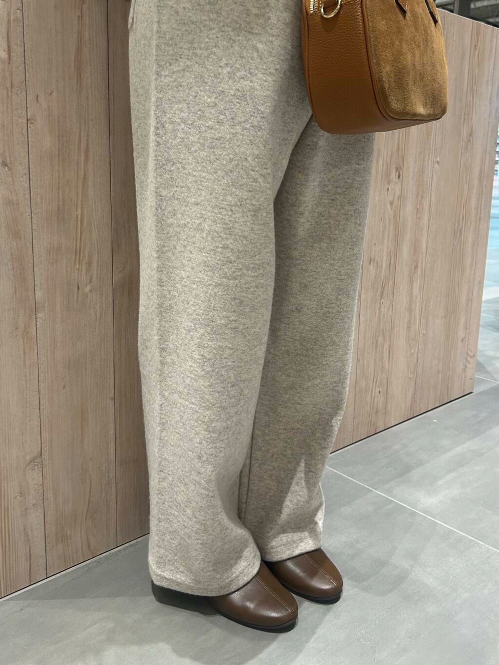 ブラウン系のブーツ、ブラウン系のショルダーバッグ、ベージュ系のその他パンツを着用したレディースの冬コーディネートの4枚目の写真