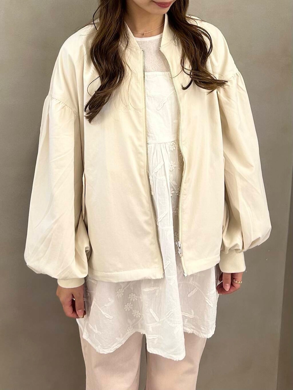 ピンク系のその他パンツ、ホワイト系のキャミソール、ブラック系のキャップを着用したレディースの春コーディネートの3枚目の写真