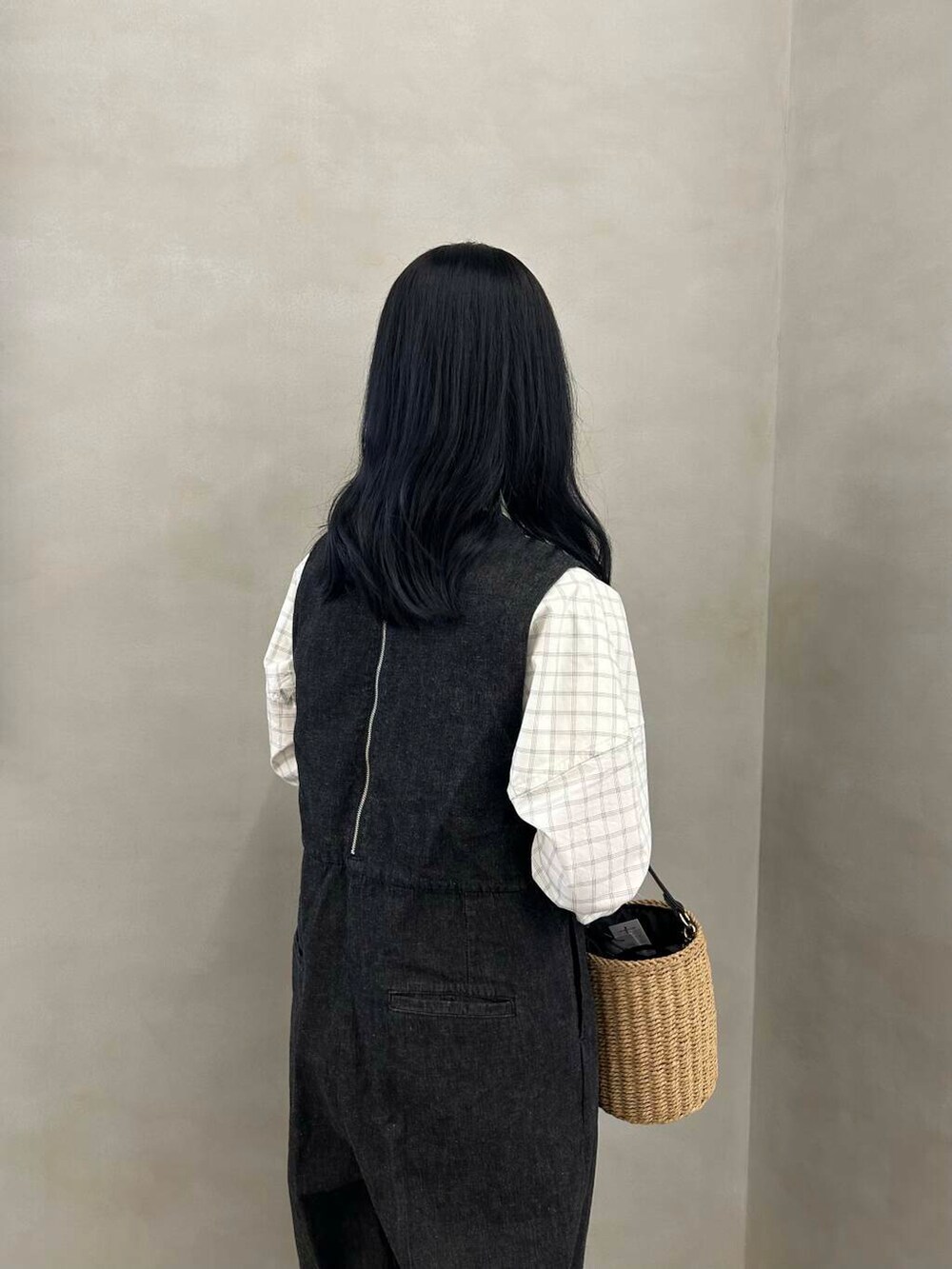 イエロー系のショルダーバッグ、ブラック系のサロペット/オーバーオール、ホワイト系のシャツ/ブラウスを着用したレディースの春コーディネートの5枚目の写真