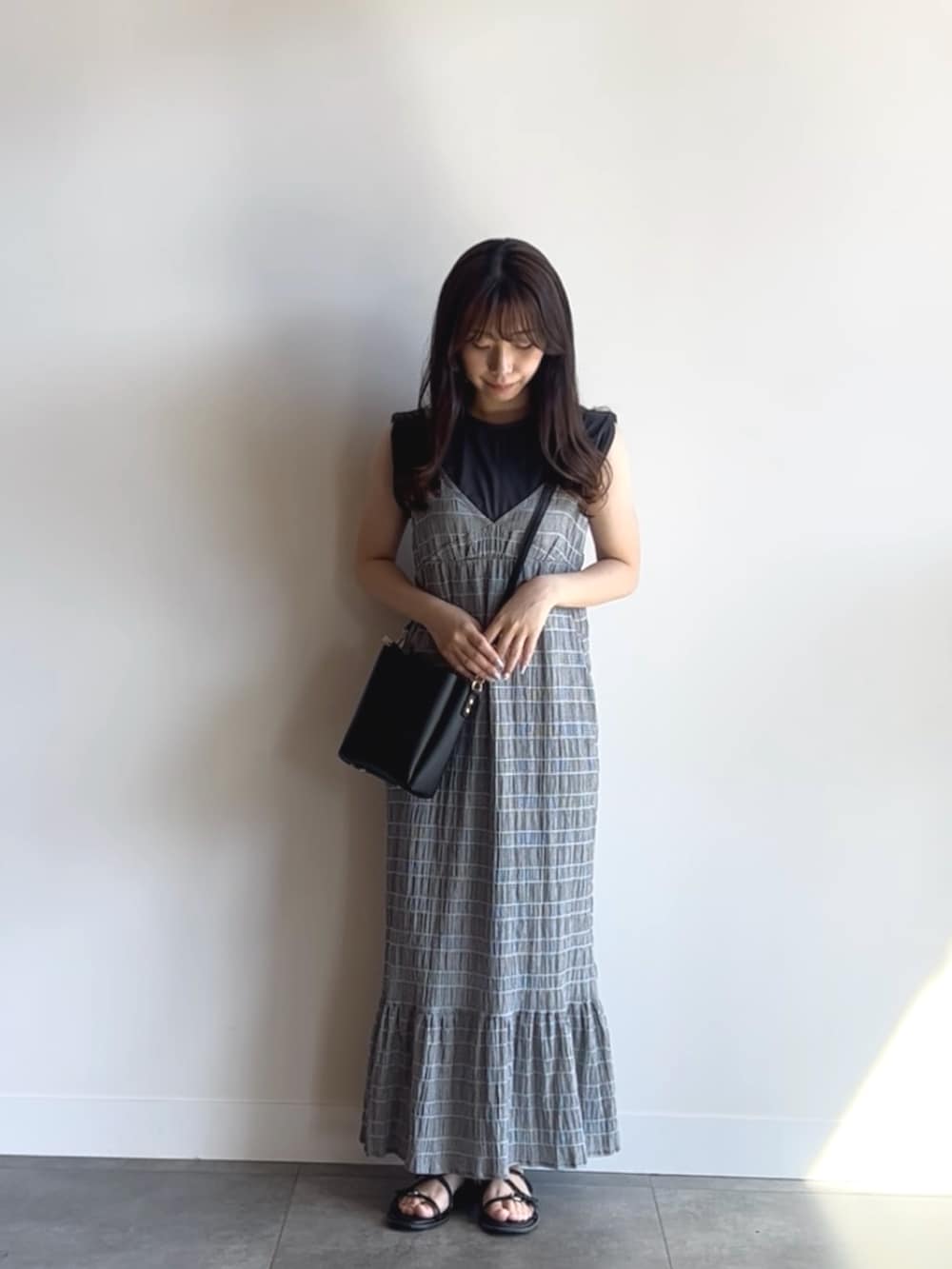 ブラック系のサンダル、グレー系のワンピース、グレー系のタンクトップを着用したレディースの夏コーディネートの2枚目の写真