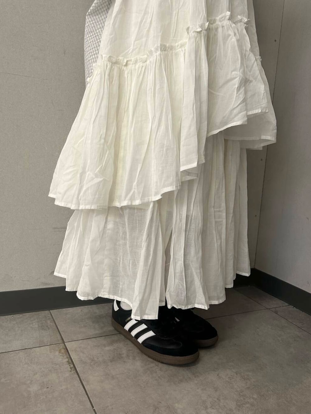 ホワイト系のシャツ/ブラウス、ホワイト系のスカートを着用したレディースの春コーディネートの5枚目の写真