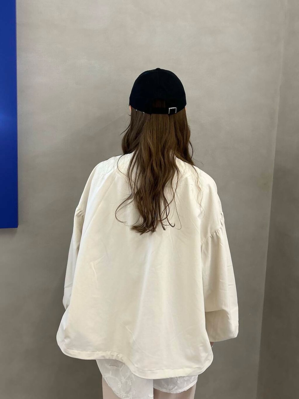 ピンク系のその他パンツ、ホワイト系のキャミソール、ブラック系のキャップを着用したレディースの春コーディネートの4枚目の写真