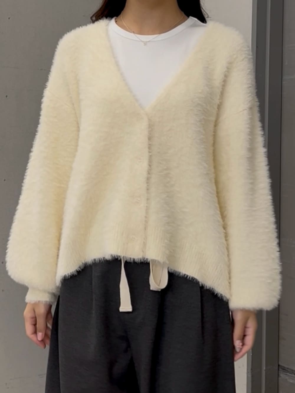ホワイト系のタンクトップ、グレー系のその他パンツ、ホワイト系のカーディガン/ボレロを着用したレディースの秋コーディネートの3枚目の写真