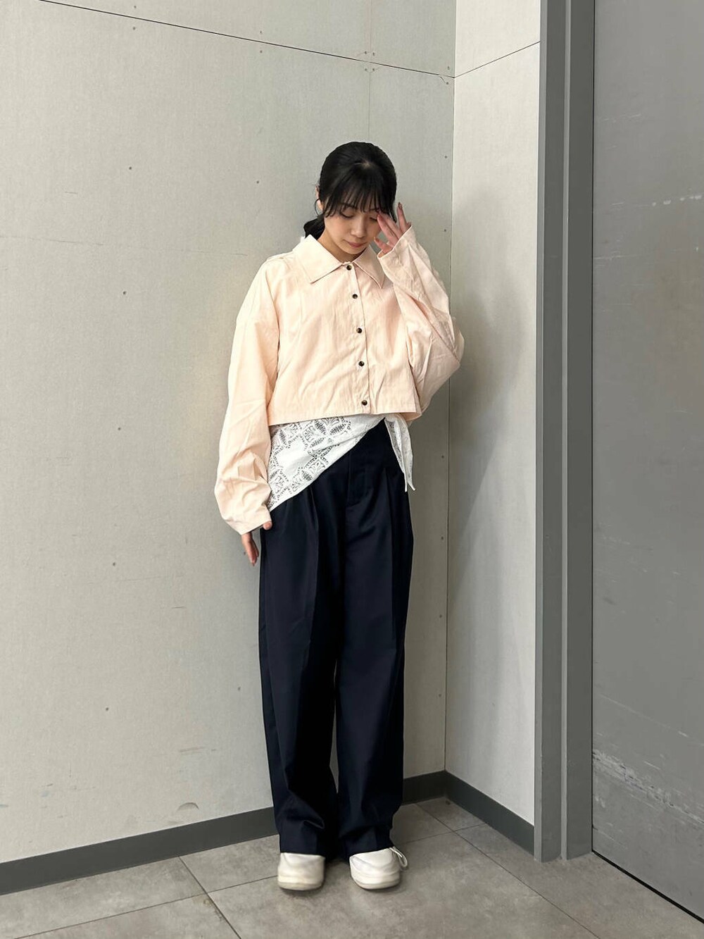 ブルー系のその他パンツ、ピンク系のシャツ/ブラウスを着用したレディースの春コーディネートの2枚目の写真