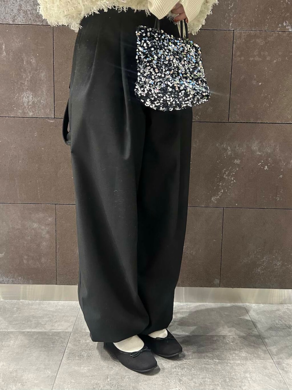 シルバー系のショルダーバッグ、ブラック系のバレエシューズ、ホワイト系のTシャツ/カットソーを着用したレディースの秋コーディネートの5枚目の写真