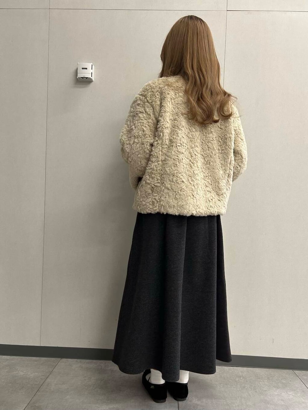 ブラック系のバレエシューズ、ホワイト系のその他アウター、ホワイト系のニット/セーターを着用したレディースの冬コーディネートの3枚目の写真