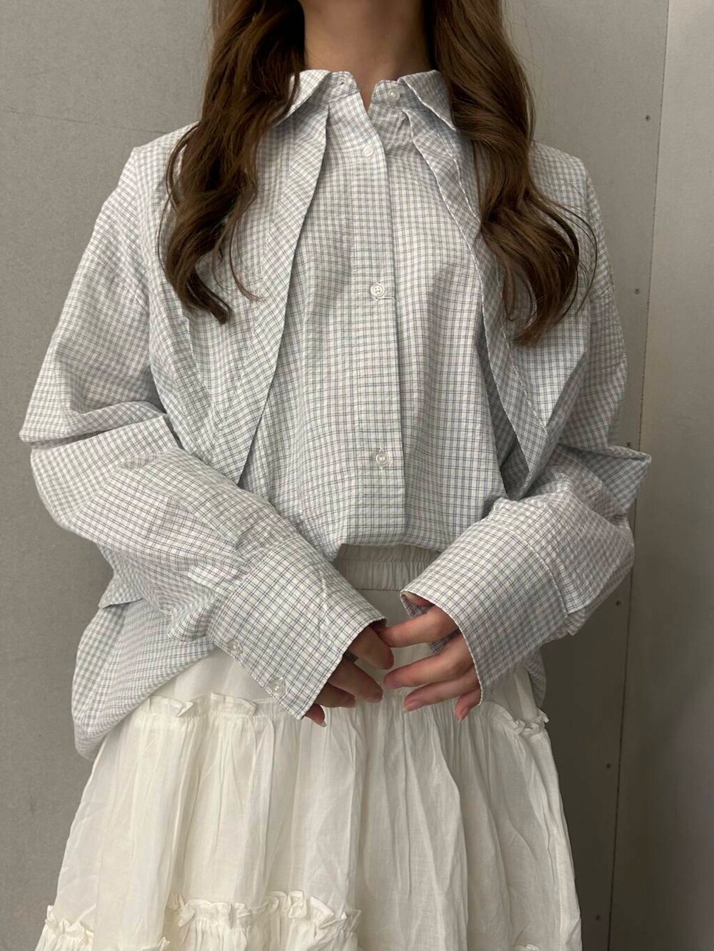 ホワイト系のシャツ/ブラウス、ホワイト系のスカートを着用したレディースの春コーディネートの4枚目の写真