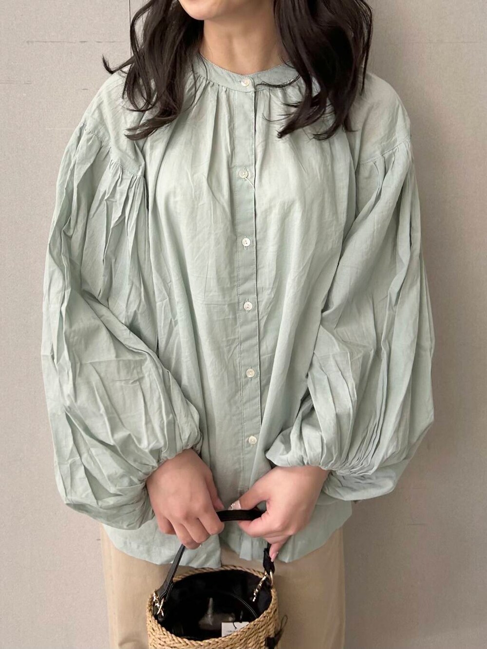 ベージュ系のデニムパンツ、イエロー系のショルダーバッグ、グリーン系のシャツ/ブラウスを着用したレディースの春コーディネートの5枚目の写真