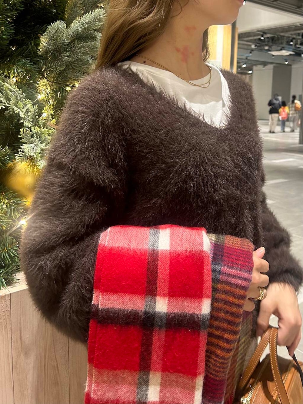 ブラウン系のブーツ、ブラウン系のショルダーバッグ、ベージュ系のその他パンツを着用したレディースの冬コーディネートの3枚目の写真