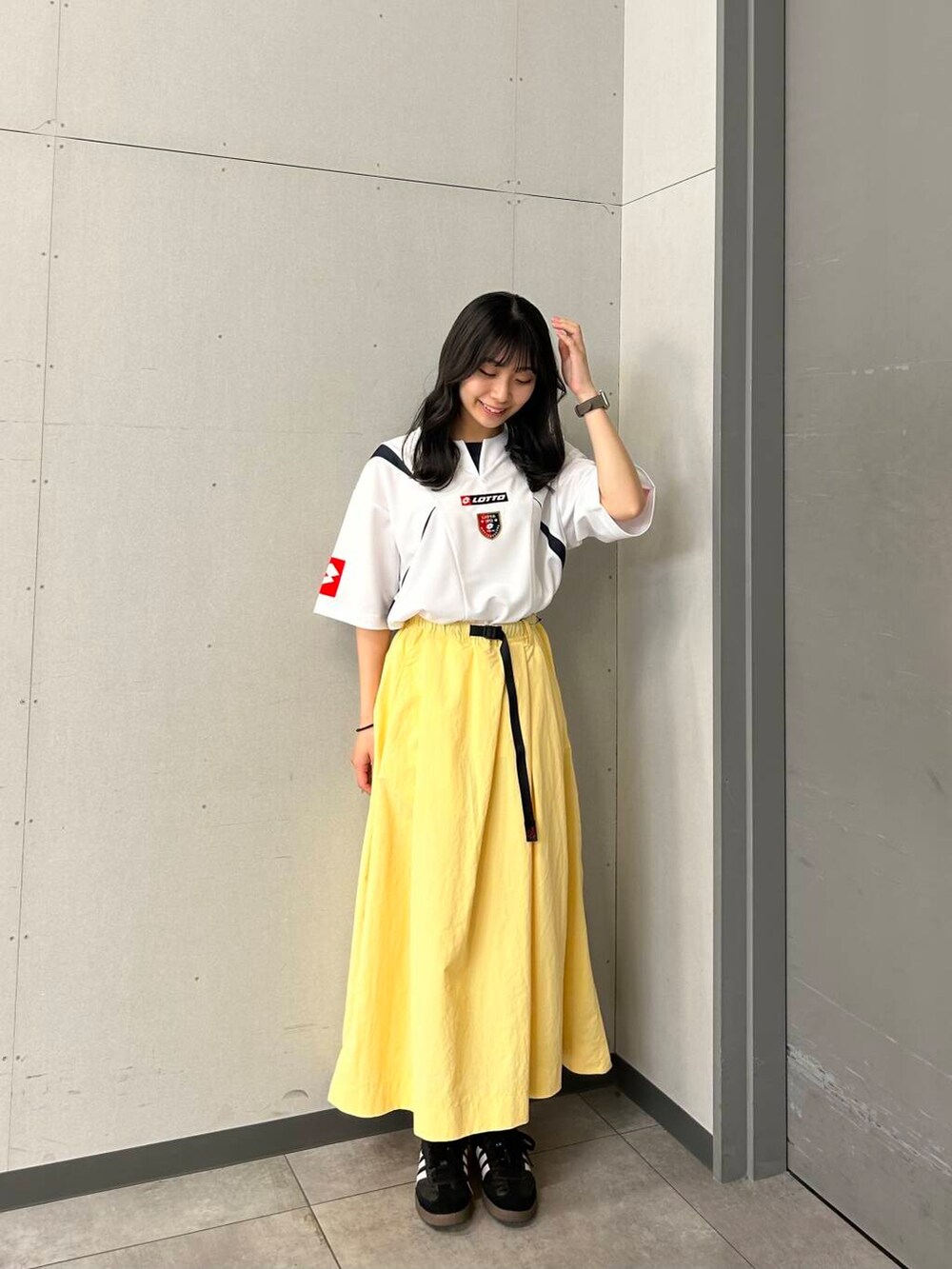 イエロー系のスカートを着用したレディースの春コーディネートの2枚目の写真
