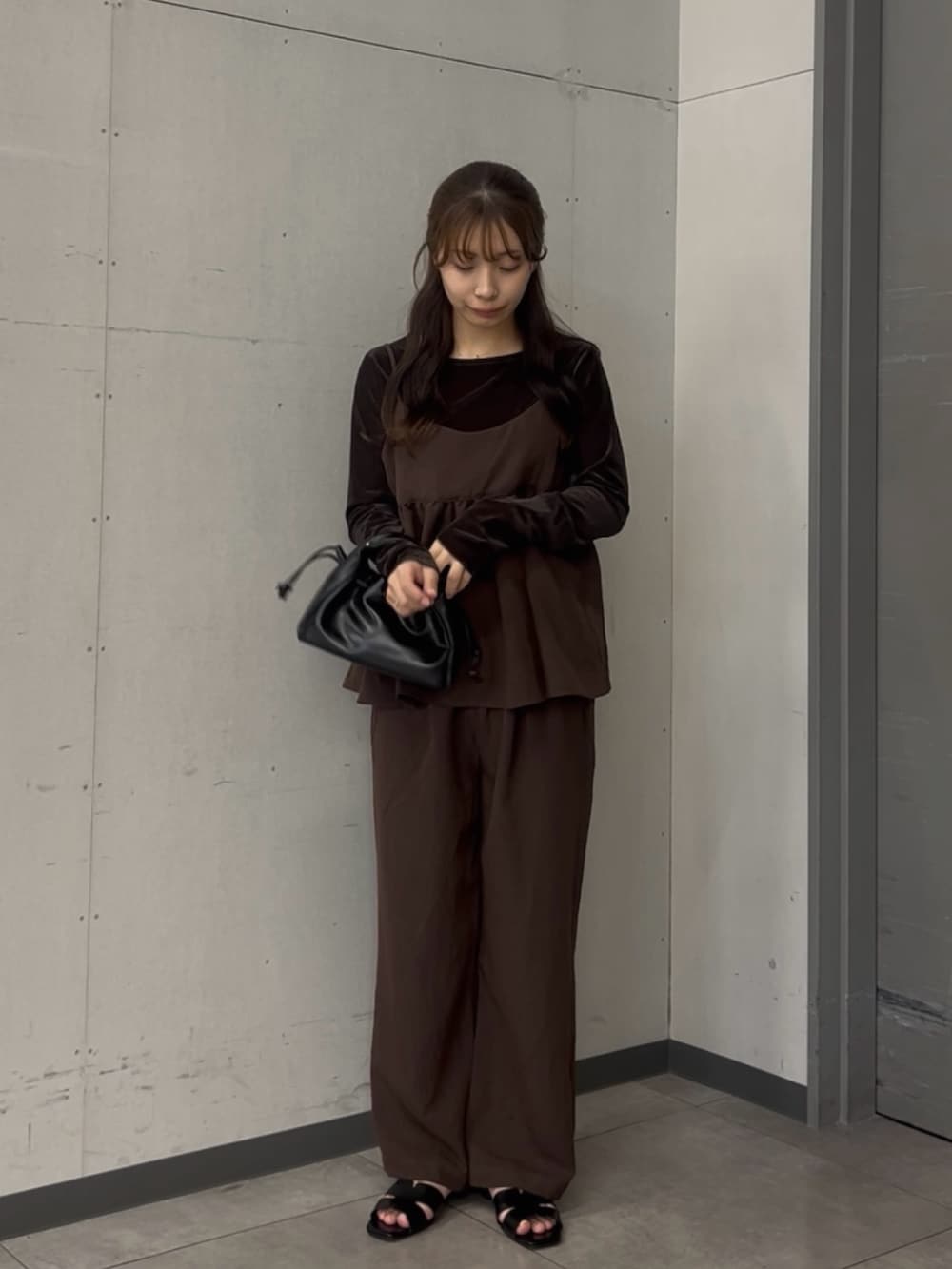 ブラウン系のTシャツ/カットソー、ブラウン系のセットアップ、ブラック系のサンダルを着用したレディースの夏コーディネートの2枚目の写真