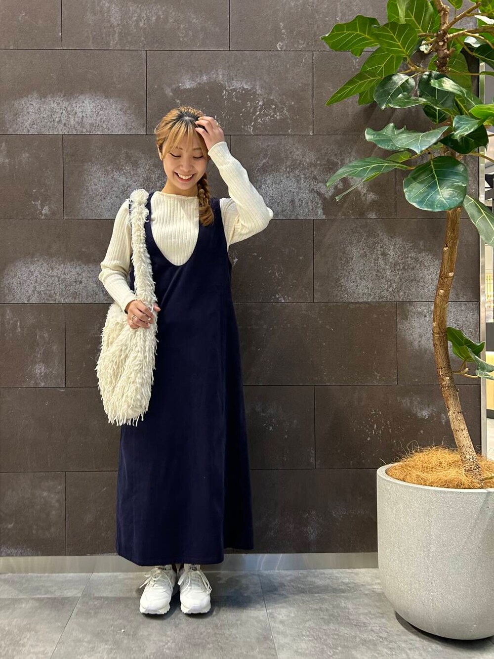 ホワイト系のニット/セーター、ブルー系のワンピース、ホワイト系のショルダーバッグを着用したレディースの秋コーディネートの2枚目の写真