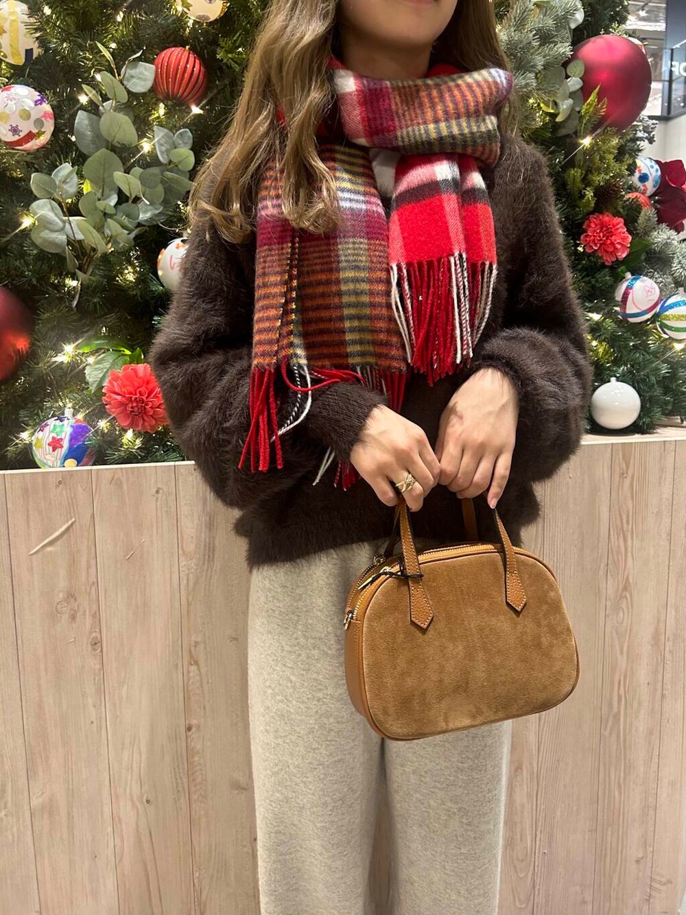 ブラウン系のブーツ、ブラウン系のショルダーバッグ、ベージュ系のその他パンツを着用したレディースの冬コーディネートの2枚目の写真