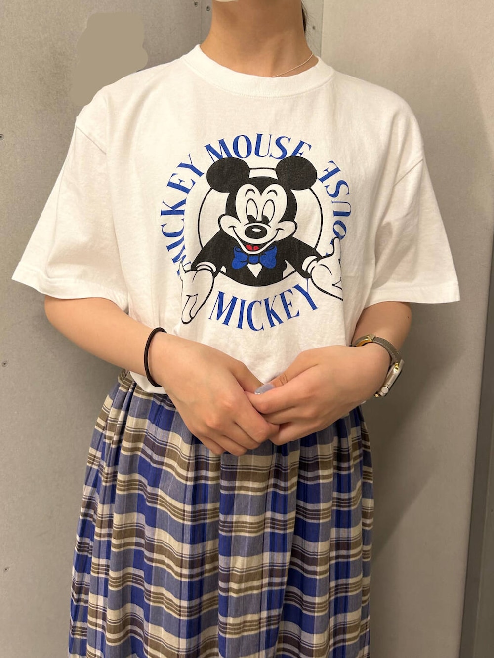 ブルー系のスカートを着用したレディースの春コーディネートの3枚目の写真