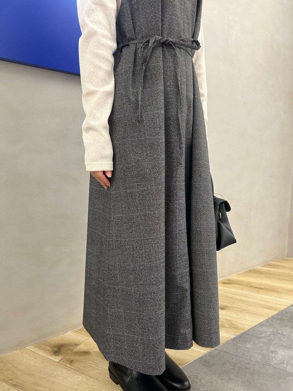 ブラック系のショルダーバッグ、ホワイト系のTシャツ/カットソー、その他のワンピースを着用したレディースの秋コーディネートの3枚目の写真