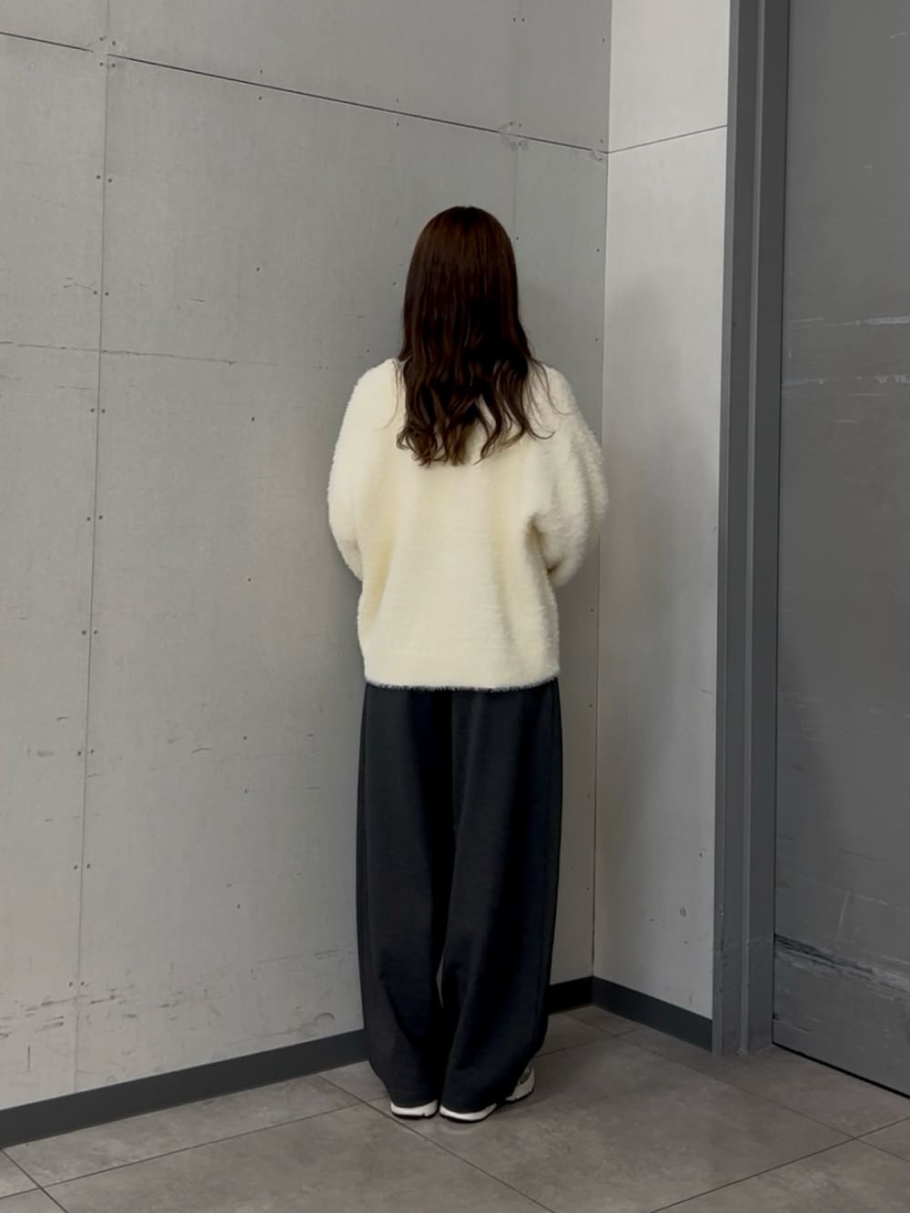ホワイト系のタンクトップ、グレー系のその他パンツ、ホワイト系のカーディガン/ボレロを着用したレディースの秋コーディネートの4枚目の写真