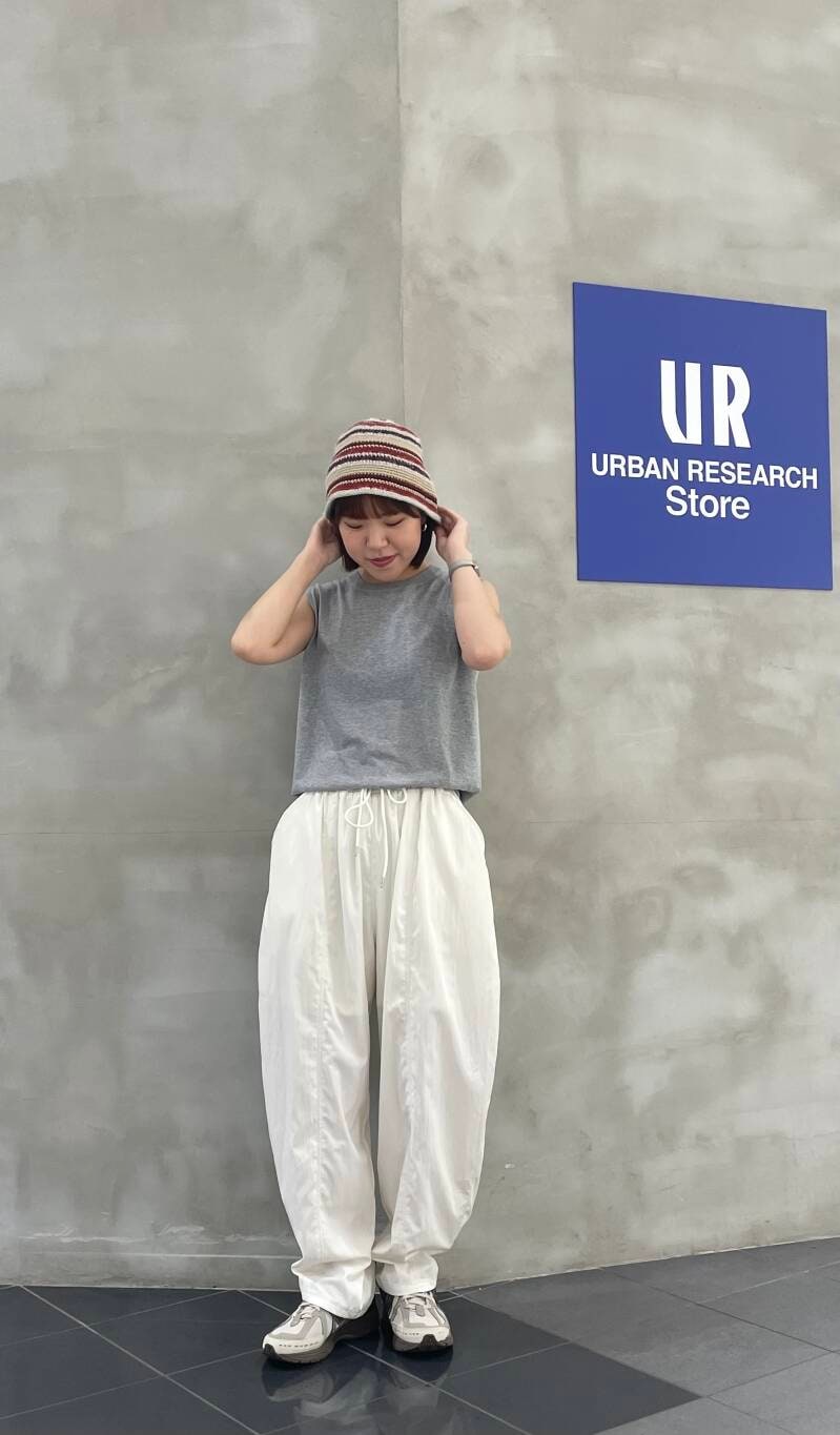 「スニーカー、イージーパンツ、カジュアルコーデ、KBF、ハット、newarrival、ノースリーブニット、urstore、骨格ウェーブ、２０代、夏の涼しげパンツコーデ、ボーダーハット」｜「KBFのマルチボーダーニットHAT（ニットキャップ/ビーニー、レッド系）」を使った、ayane01100212さん（レディース・158cm）の夏コーディネートの2枚目の写真