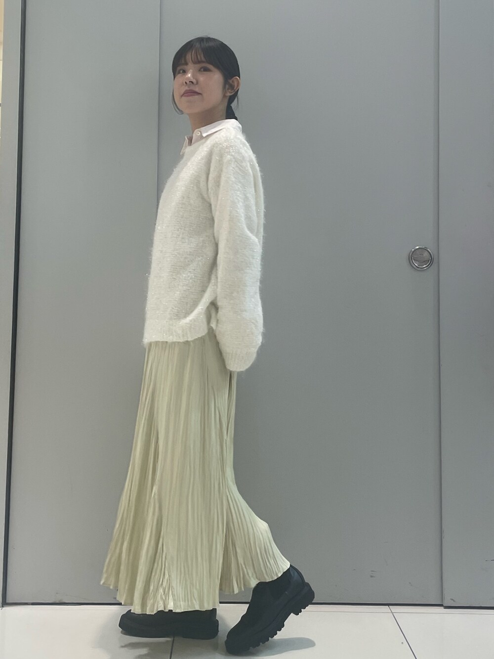 ホワイト系のニット/セーター、ホワイト系のスカートを着用したレディースの秋コーディネートの4枚目の写真