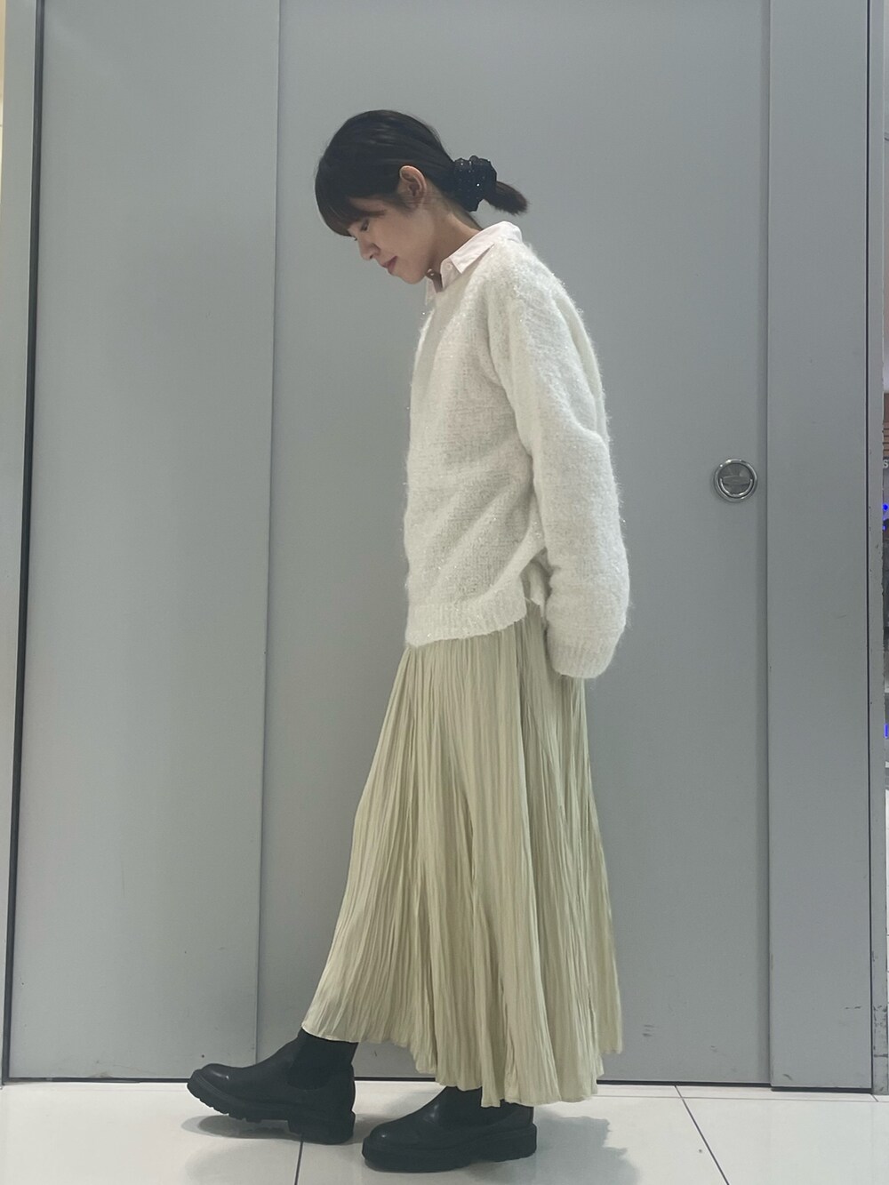 ホワイト系のニット/セーター、ホワイト系のスカートを着用したレディースの秋コーディネートの3枚目の写真