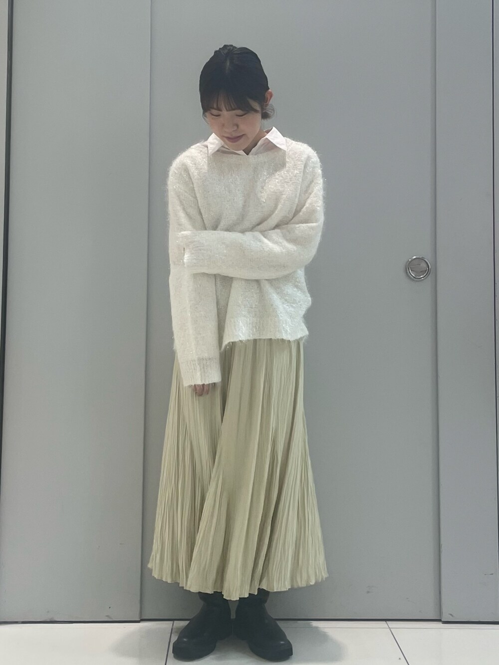 ホワイト系のニット/セーター、ホワイト系のスカートを着用したレディースの秋コーディネートの2枚目の写真