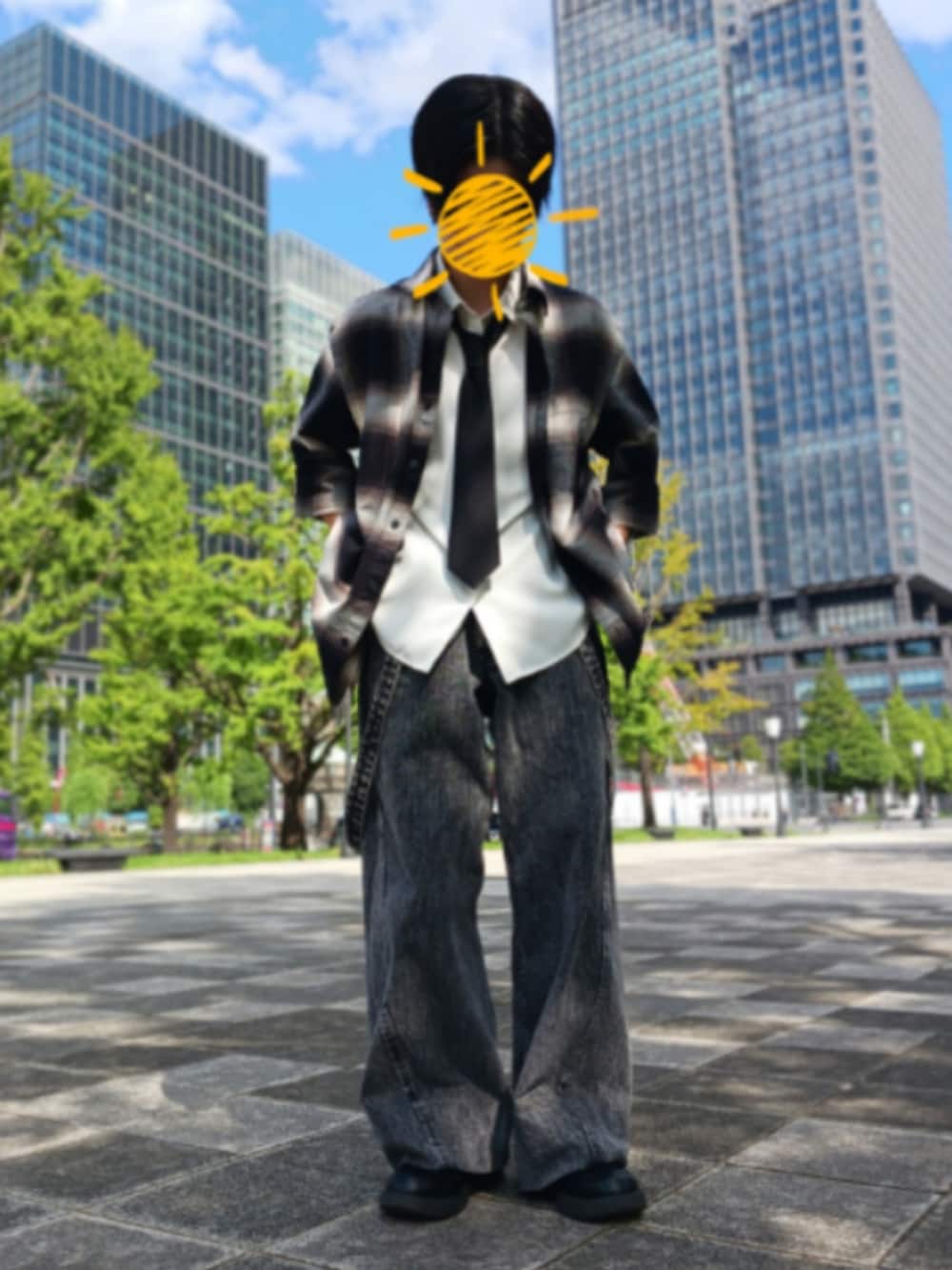ブラック系のシャツ/ブラウス、ホワイト系のシャツ/ブラウス、ブラック系のデニムパンツを着用したメンズの秋コーディネートの2枚目の写真