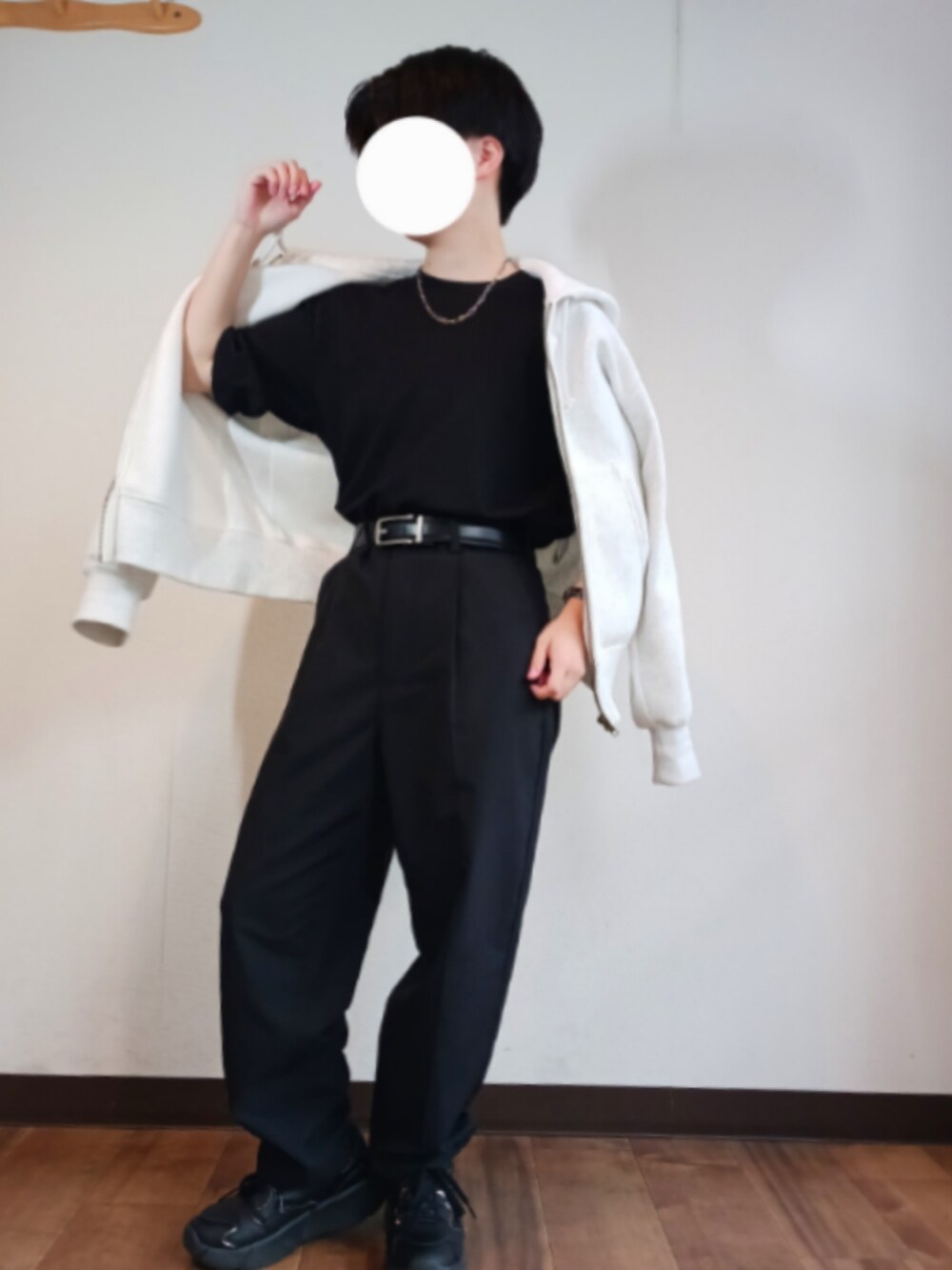 「シンプルコーデ、GU、ブラック、黒、パーカー、夏コーデ、きれいめカジュアル、スニーカー、ボーイッシュ、メンズライク、低身長」｜「GUのアイテム（その他アウター、ホワイト系）」を使った、Lily/低身長×ﾎﾞｰｲｯｼｭさん（レディース・148cm）の春コーディネートの2枚目の写真