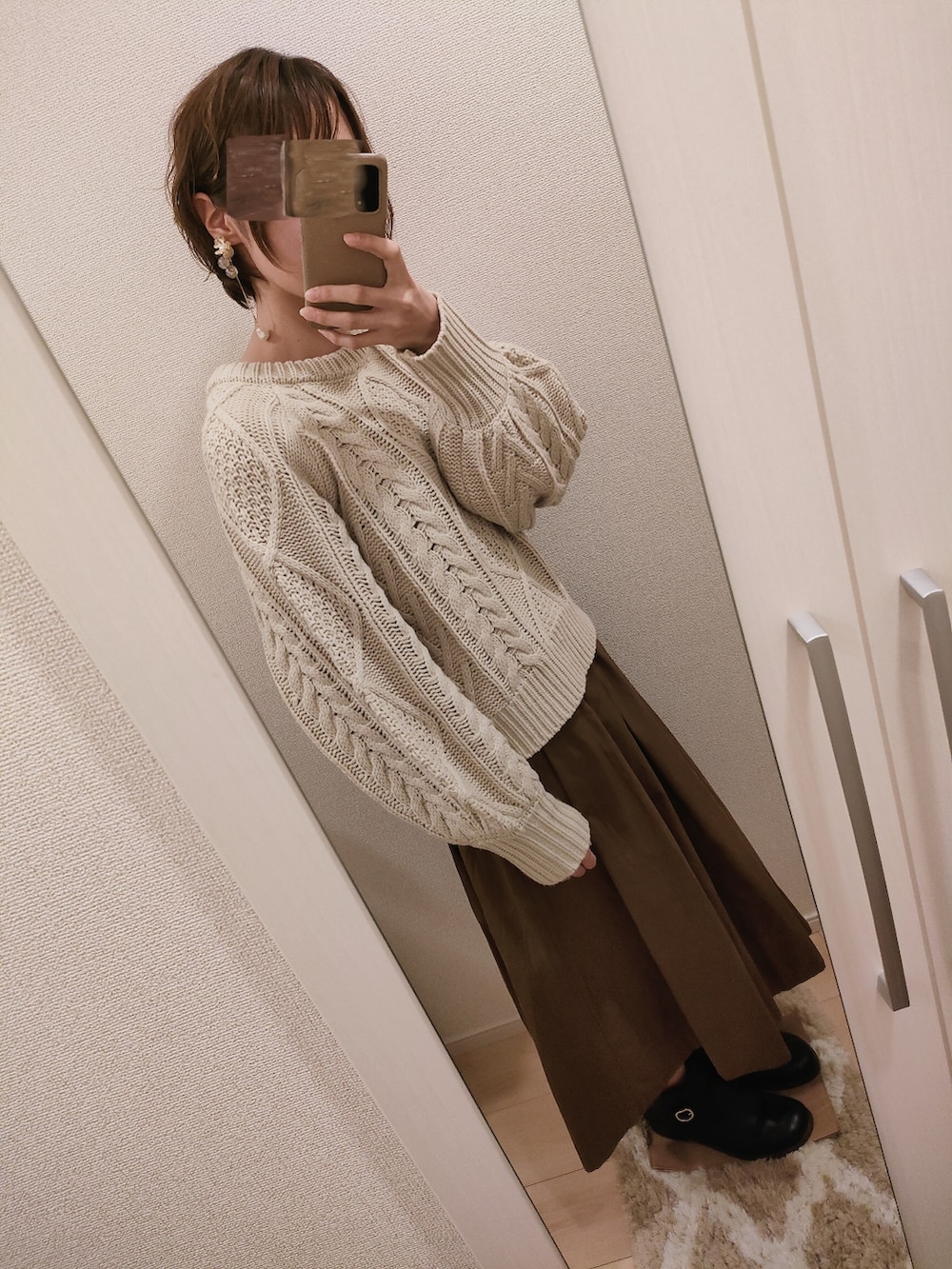 ベージュ系のニット/セーター、グレー系のノーカラーコート、ブラック系のブーツを着用したレディースの冬コーディネートの2枚目の写真